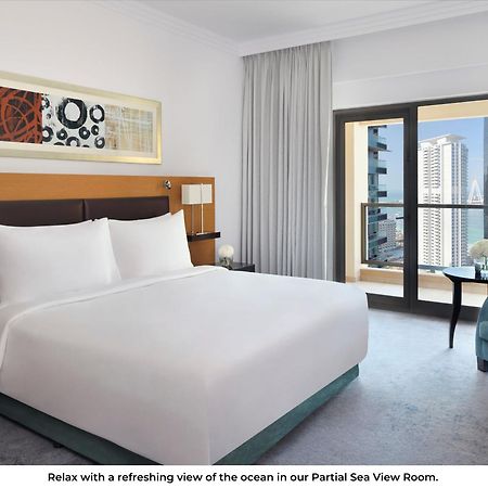 Moevenpick Hotel Jumeirah Beach Дубай Екстер'єр фото A room at the hotel
