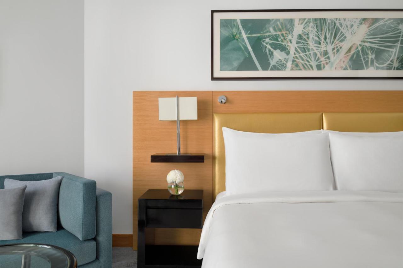 Moevenpick Hotel Jumeirah Beach Дубай Екстер'єр фото A guest room at the Westin