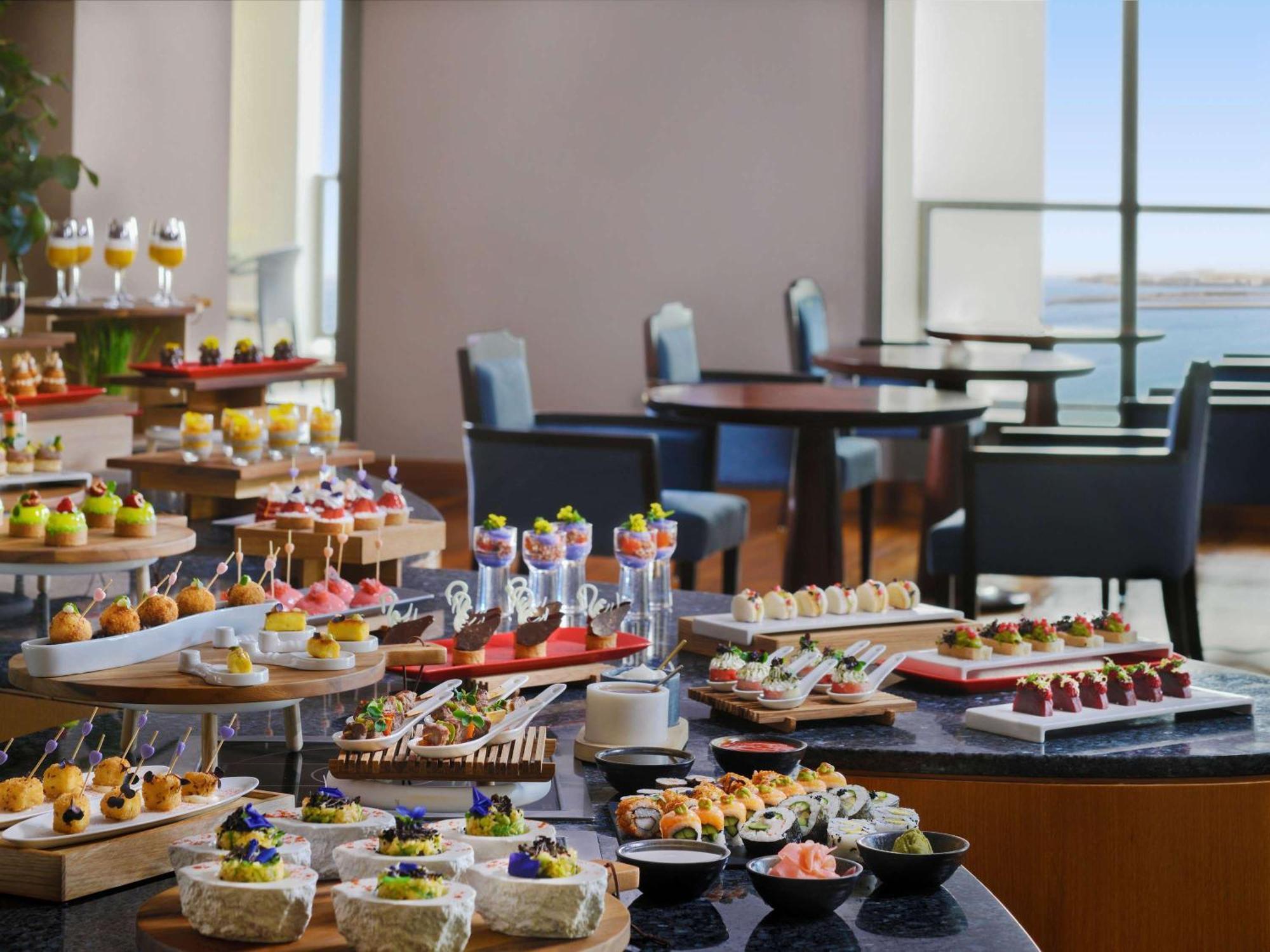 Moevenpick Hotel Jumeirah Beach Дубай Екстер'єр фото A buffet at a hotel