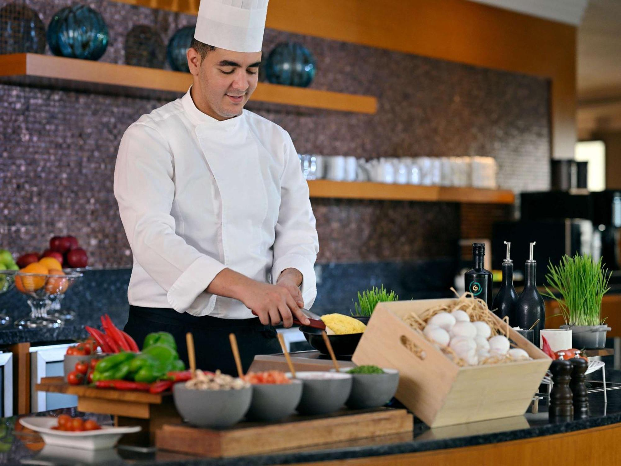 Moevenpick Hotel Jumeirah Beach Дубай Екстер'єр фото A chef preparing food