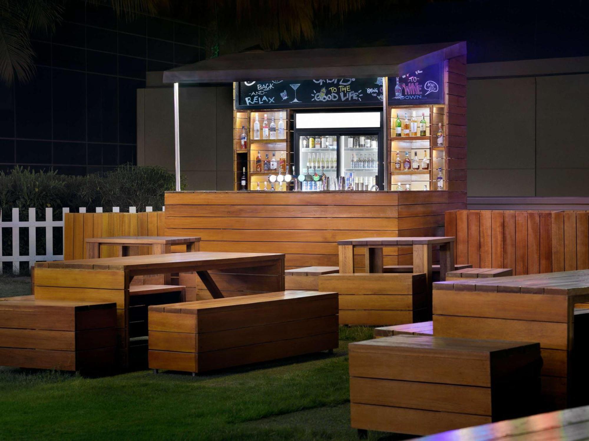 Moevenpick Hotel Jumeirah Beach Дубай Екстер'єр фото The bar at the Dubai Polo & Equestrian Club