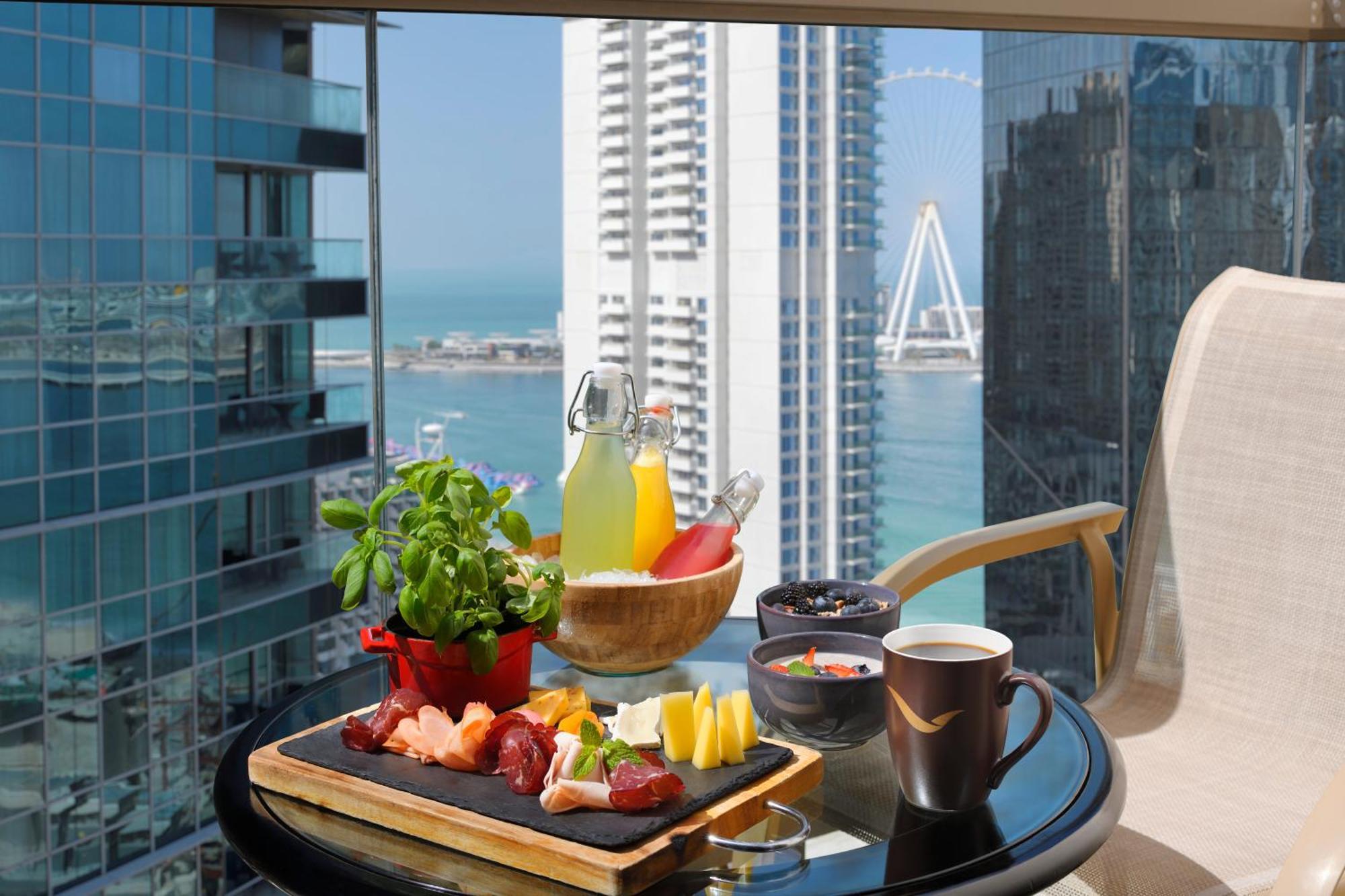 Moevenpick Hotel Jumeirah Beach Дубай Екстер'єр фото A breakfast at Jumeirah Atlantis