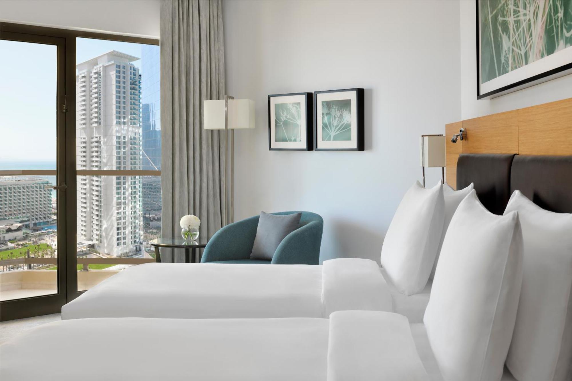 Moevenpick Hotel Jumeirah Beach Дубай Екстер'єр фото A guest room at the Hilton San Diego Bayfront