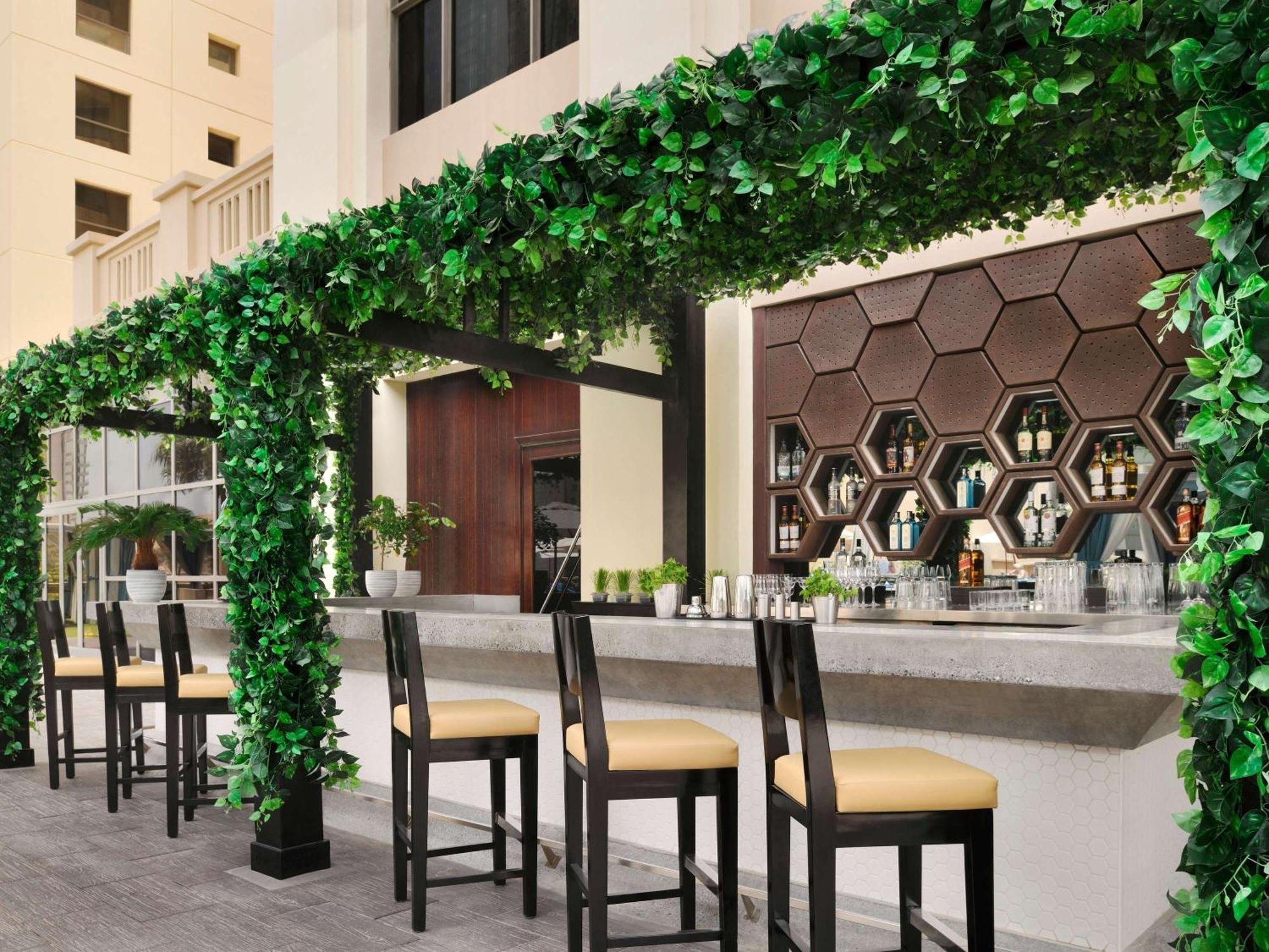 Moevenpick Hotel Jumeirah Beach Дубай Екстер'єр фото The Bar