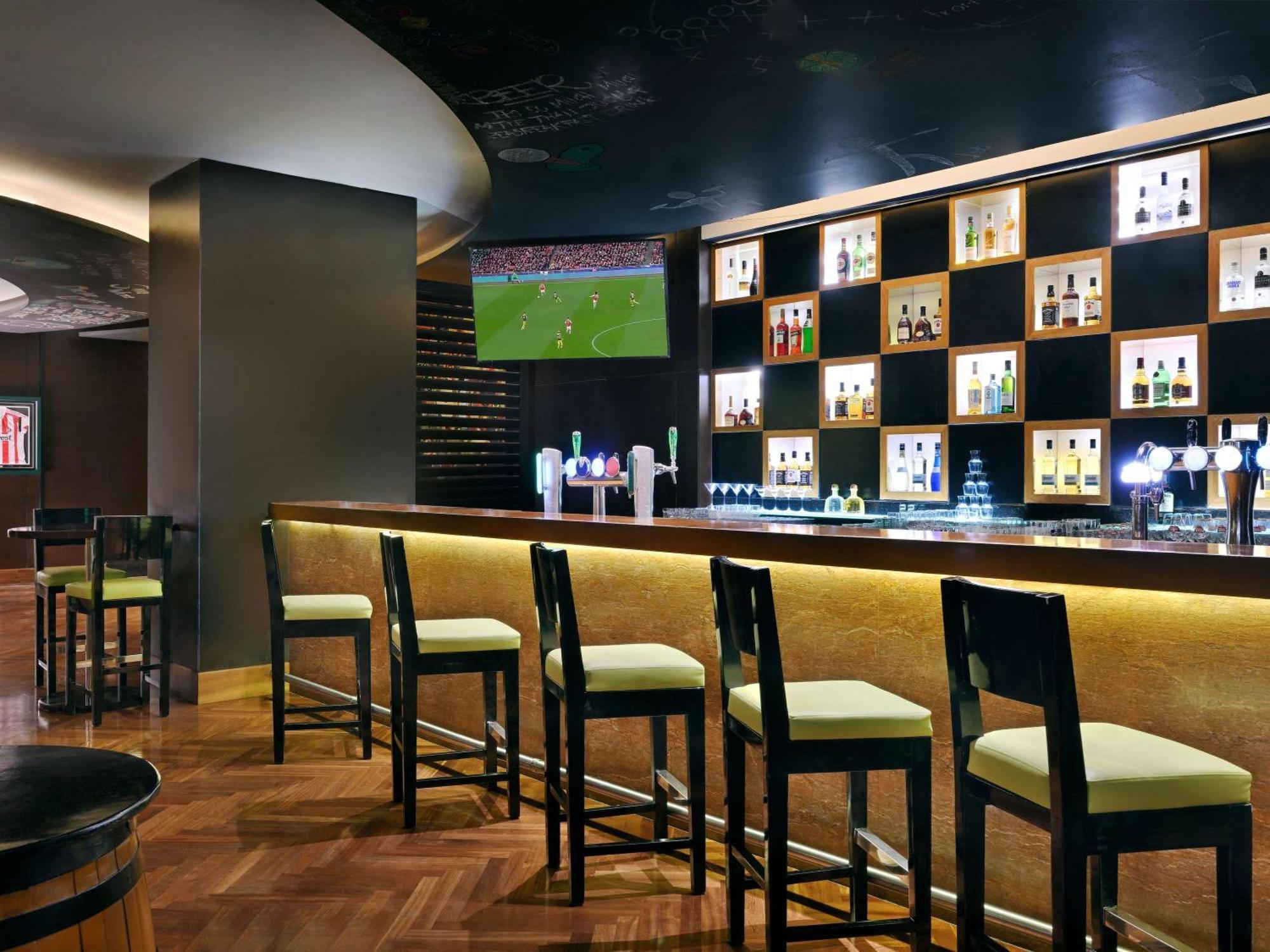Moevenpick Hotel Jumeirah Beach Дубай Екстер'єр фото The bar at the Emirates Stadium